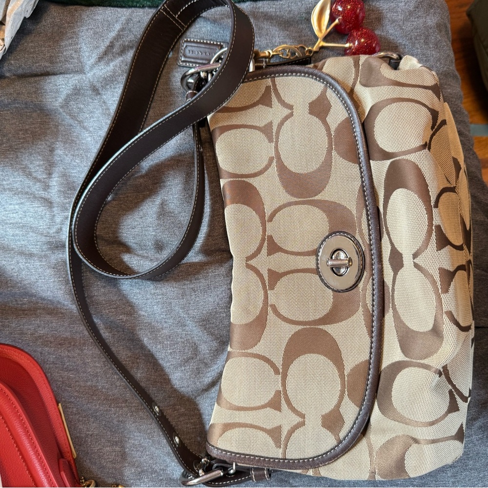 Coach Signature Canvas Swingpack Crossbody in Khaki/Brown
